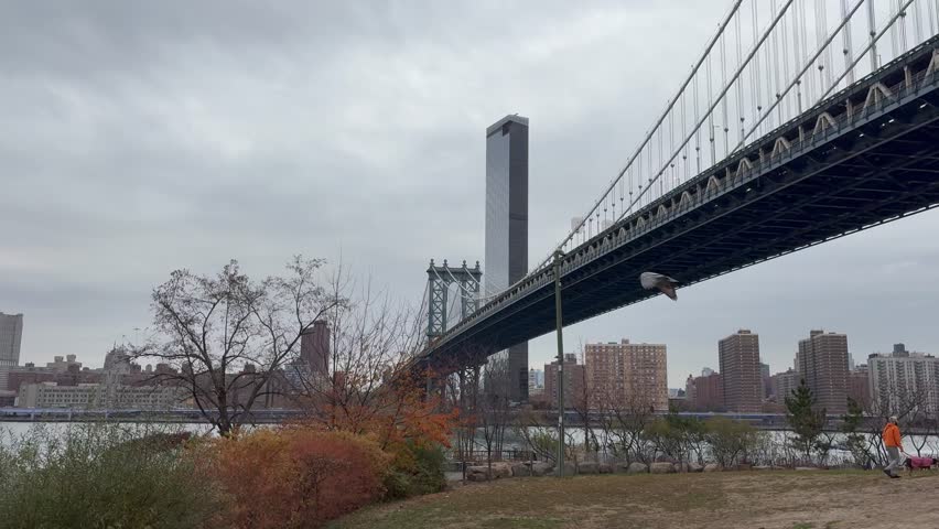 Pan Across the Manhattan Bridge