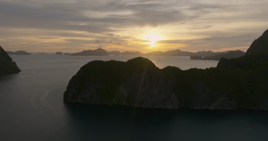 Islands with natural rock structures and limestone rocks. El Nido. Palawan, Philippines.