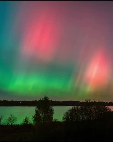 Spectacular Time-Lapse of Aurora Borealis (Northern Lights) Reflected on Lake