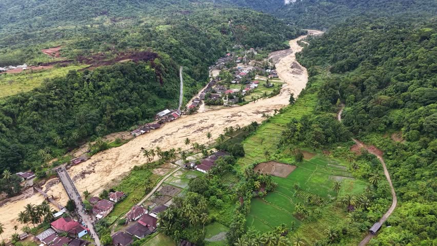 A powerful flash flood and landslide struck Batu Busuak in Lambung Bukit, Pauh District, Padang, Sumatra, causing the river to overflow and erode its banks.