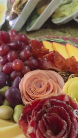 Delicious cold cuts board to eat at Christmas and on the night of happy thanksgiving