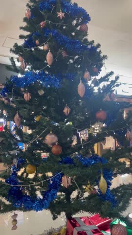 Gorgeous Christmas Tree Decorations with Warm Glowing Lights