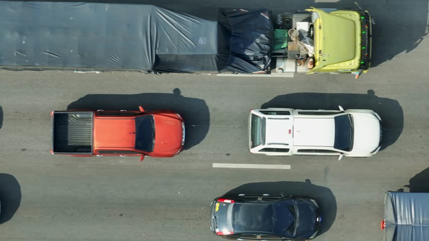 Drone imagery reveals slow-moving vehicles across several lanes, emphasizing congestion growth, transport inefficiencies, road network limitations, planning challenges, and sustainable mobility needs.