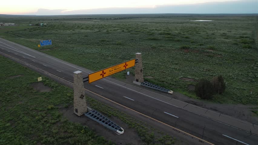 Drohnenaufnahme aus der Luft: Strasse durch Natur und Landschaft in den USA, malerische Reiseroute, Establishing-Aufnahme bei Tag.