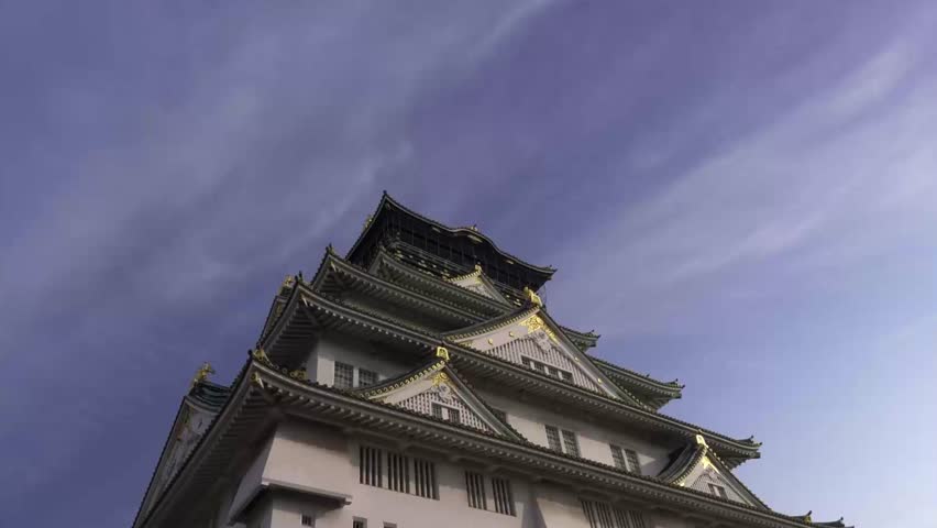 【4K Time-lapse】Fast-Moving Clouds Over Osaka Castle Main Tower at Dusk