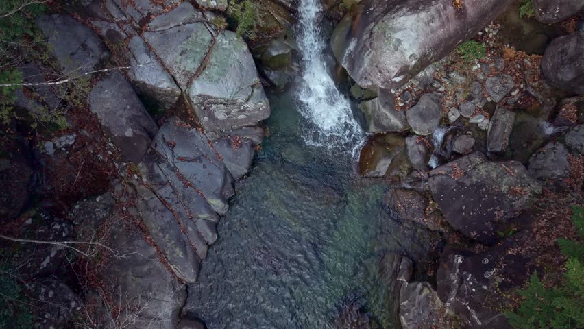Kaya Falls, flowing between giant rocks.
 (Kataji Valley, Katachi Okuitayama, Mino City, Gifu Prefecture, Japan)