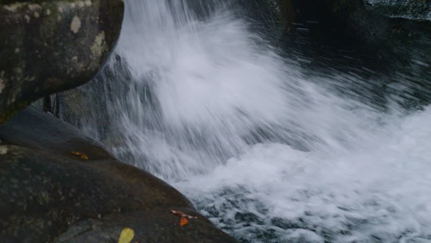 Kaya Falls, flowing between giant rocks.
 (Kataji Valley, Katachi Okuitayama, Mino City, Gifu Prefecture, Japan)