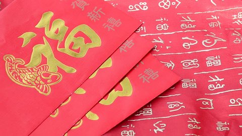 Red packets and orange for Chinese New Year gift స్టాక్ వీడియో