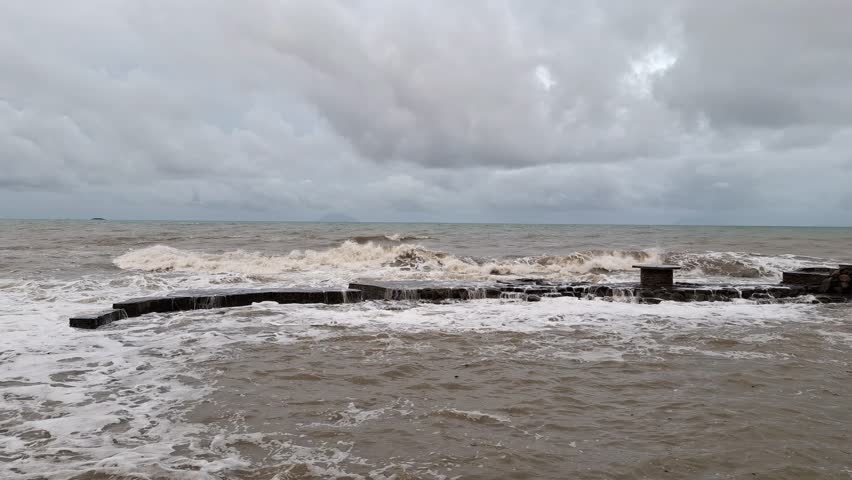 High sea waves that hit the beach can cause abrasion, therefore a wave retaining wall is built so that the waves do not directly hit the beach.