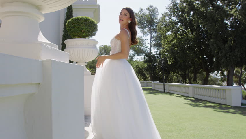 Elegant bride shines in stunning outdoor wedding photoshoot
