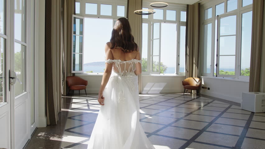 Captivating moments during bride's wedding photoshoot in elegant venue