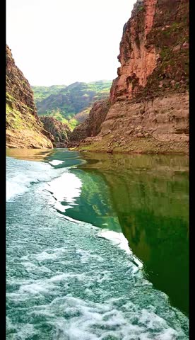 Vertical Canyon River with Boat Wake and Rocky Cliffs
High-quality vertical video of a calm river flowing through a rocky canyon, with visible boat wake creating smooth water patterns.
Natural cinematic scene with green water, tall cliffs, and gentle motion.
Perfect for nature backgrounds, cinematic visuals, relaxation content, storytelling videos, and mobile projects.
No people, no logos, no text.
