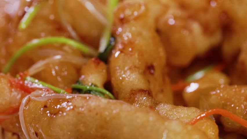 Chinese cuisine cooking, Chinese food,Northeastern Chinese cuisine, Guo Bao Rou (sweet and sour pork), pork tenderloin,marinated pork, pork rice cake, deep-fried, seasoned with sauce, stir-fried, sweet and sour flavor, shredded carrots, sweet potato starch, mixed.中式美食烹饪，中式美食，中国东北菜，锅包肉，猪里脊肉，猪肉切片，猪肉腌制，猪肉粿浆，油锅油炸，调汁，翻炒，酸甜味，切胡萝卜丝，地瓜粉，抓拌。