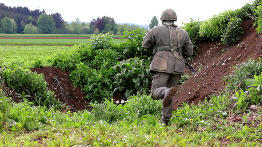 Soldiers running into cover