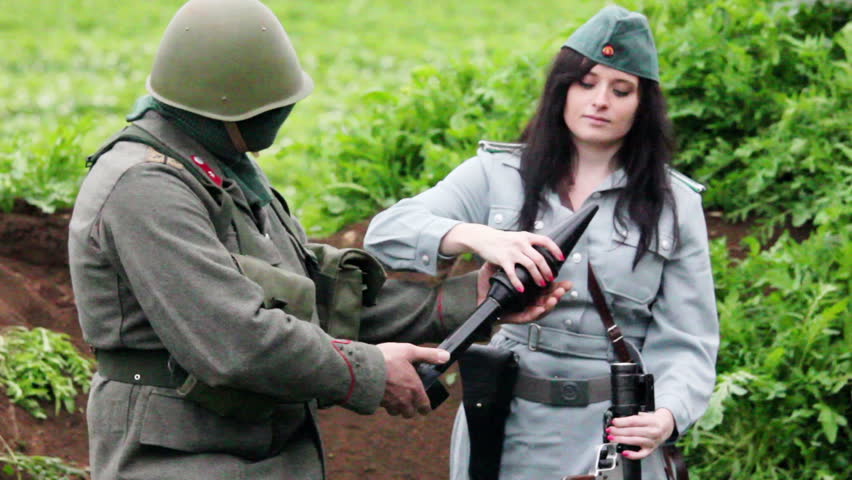 Female officer rechargeing RPG7 with rocket