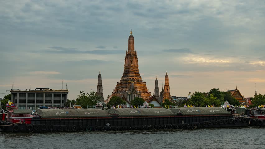 Timelapsing view of Wat Arun Ratchawararam in Bangkok, Thailand.