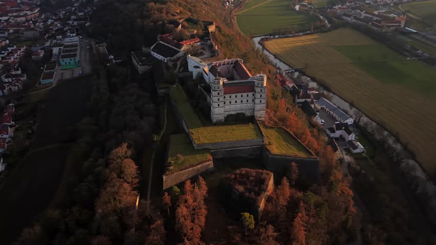 Drohnenaufnahme der Willibaldsburg in Eichstaett. Mittelalterliche Spornburg und Kulturdenkmal mit Aussichtsturm, Steinmauern und landschaftlicher Umgebung.