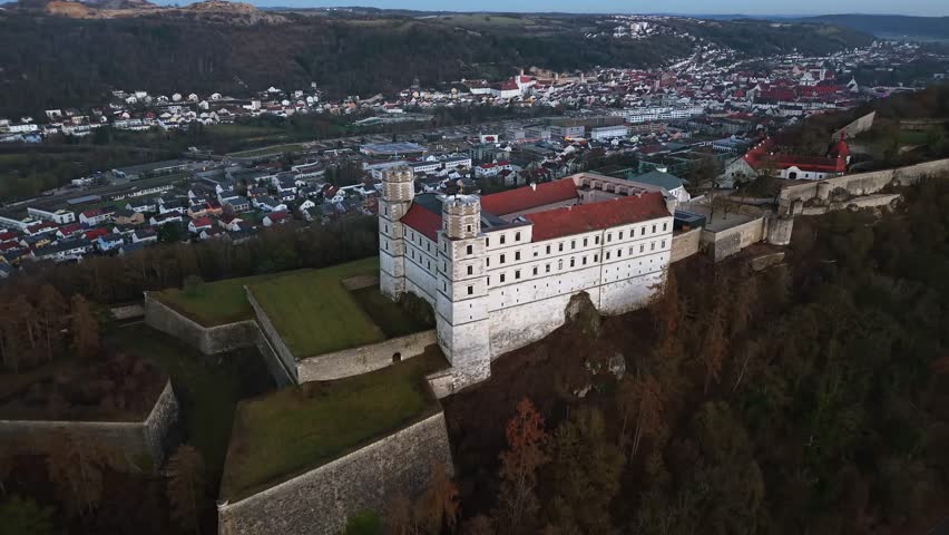 Panoramische Luftaufnahme der Willibaldsburg oberhalb von Eichstaett in Bayern, Deutschland. Historische Burganlage mit Tuerme, Mauern, Museen und weitem Blick ueber Stadt und Tal.