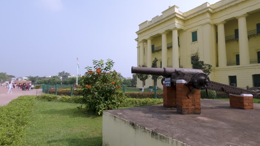 The Tope or Canon in front of the Hazarduari Palace in the state of West Bengal in India. Enjoy and explore the historic ride.