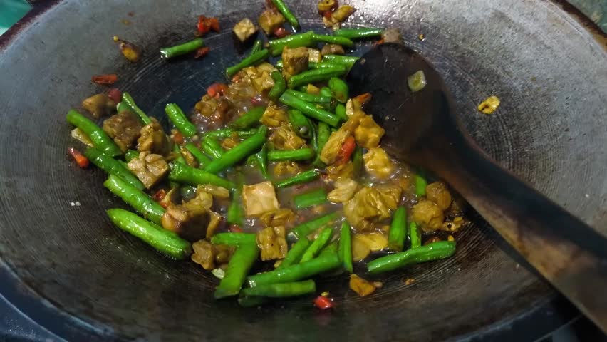 Stir-fried long beans with tempeh is appetizing with a sweet and spicy taste