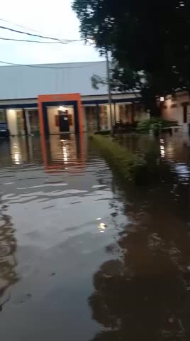 ​A view of severe flooding submerging a campus area in North Sumatra. The water level has reached the entrance of classroom buildings, disrupting academic activities