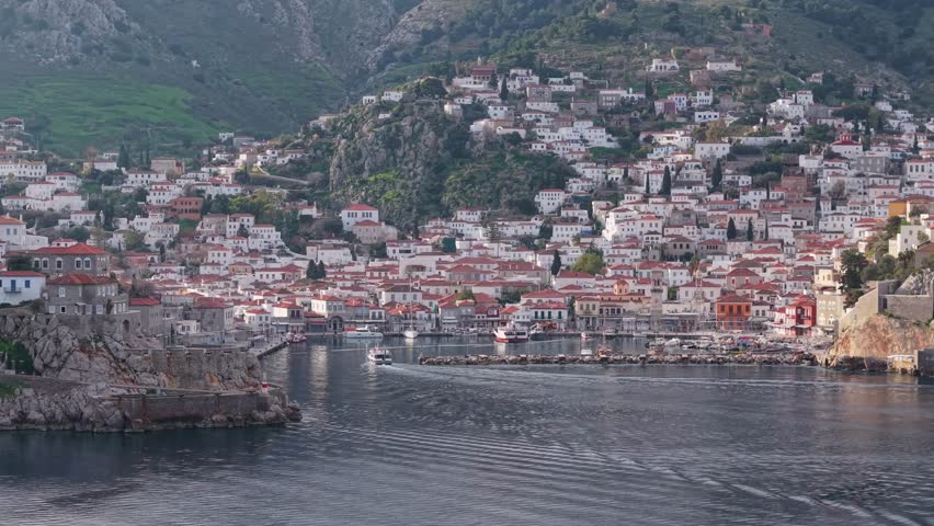 A calm winter morning in Hydra’s port, with soft light, quiet boats and a peaceful island atmosphere.