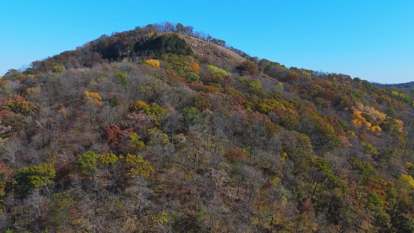 Bluffs with autumn colors on the tree foliage in the Driftless area in Wisconsin
