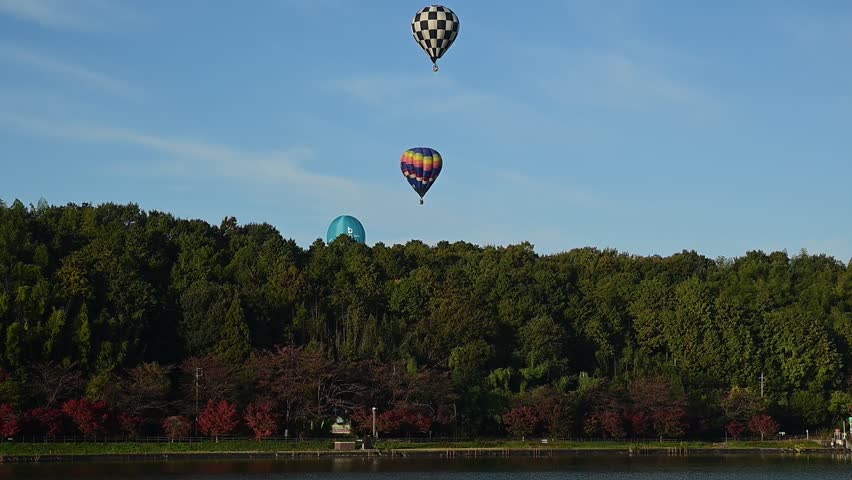 Hot air balloons flying over a reservoir (Higashi-Omi, Shiga, 2025, Nov.)