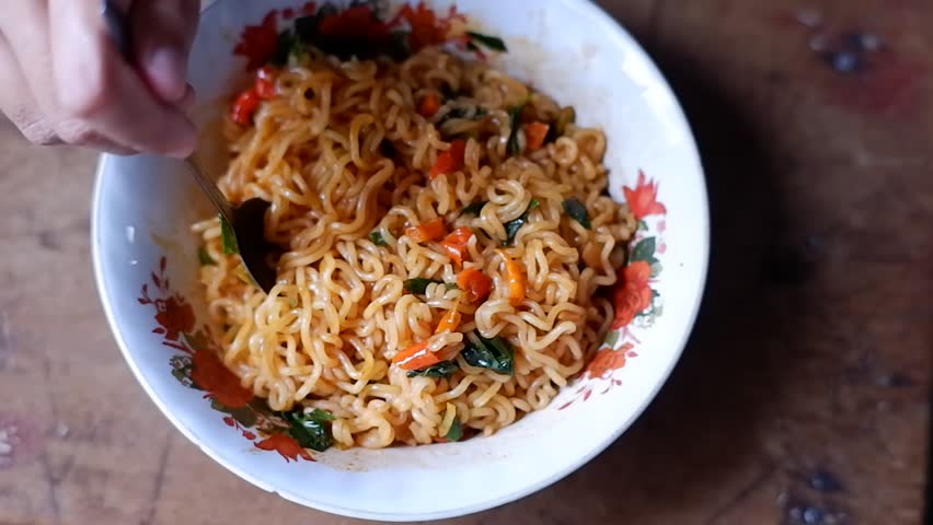 a bowl of fried noodles