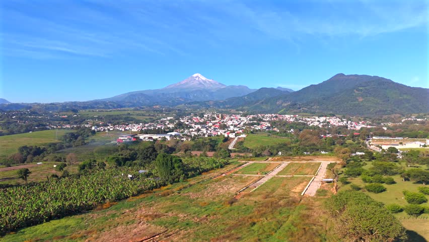 Pico de Orizaba, also known as Citlaltépetl, is the highest volcano and mountain in Mexico, reaching an altitude of 5,636 meters above sea level. Located between the states of Puebla and Veracruz, its snow-capped peak presents a challenge for mountaineers and adventurers. It is an inactive stratovolcano and part of the Trans-Mexican Volcanic Belt. Its imposing silhouette, visible for miles around, makes it a natural spectacle and an ideal destination for landscape photography and mountaineering. This view is from the town of Coscomatepec, in the state of Veracruz.