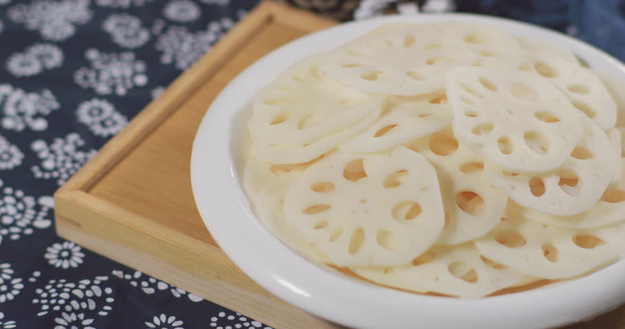 A plate of lotus root slices, a medicinal dish from the Compendium of Materia Medica