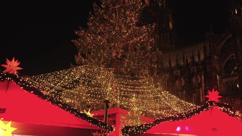 A mesmerizing evening view of the Cologne Cathedral Christmas Market (Weihnachtsmarkt am Kölner Dom), famously known as the Market of Hearts.