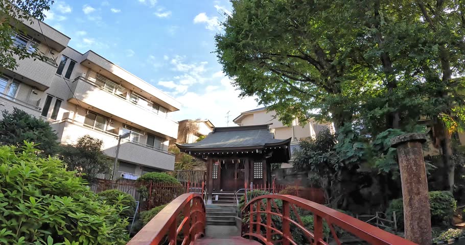 Itsukushima Shrine, Oyama 7-chome, Shinagawa Ward, Tokyo Itsukushima Shrine (commonly known as Benten Shrine) is located in the quiet residential area of ​​Oyama. This place dates back about 250 years ago, when six neighboring farming families dug a pond for agricultural water. 