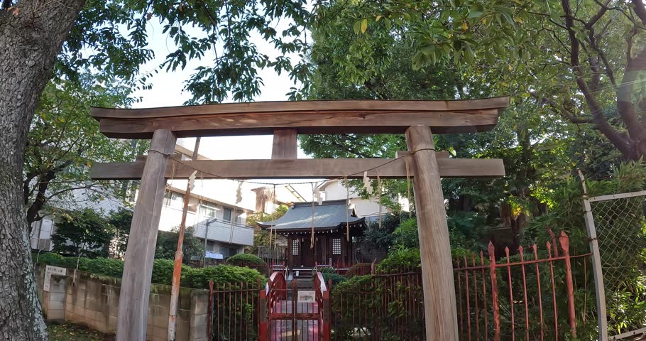 Itsukushima Shrine, Oyama 7-chome, Shinagawa Ward, Tokyo Itsukushima Shrine (commonly known as Benten Shrine) is located in the quiet residential area of ​​Oyama. This place dates back about 250 years ago, when six neighboring farming families dug a pond for agricultural water. 　　Translation: Please close the door.