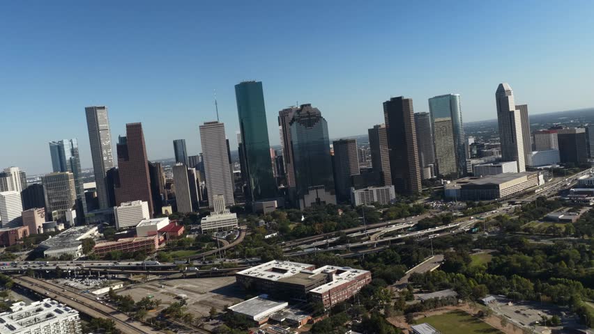 Houston, Texas, United States – November 2025:
Panoramic drone view of Houston’s skyline under daylight conditions, revealing tall buildings, layered city blocks, and transportation corridors. The scene captures the economic and architectural character of the city.