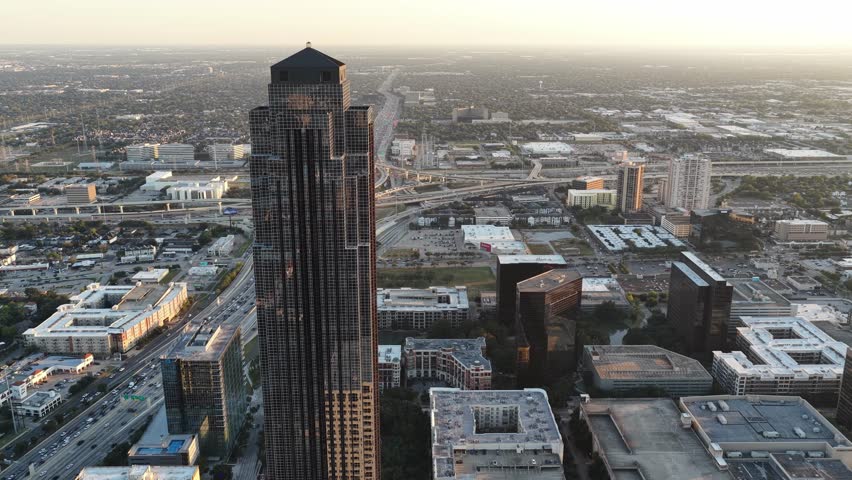 Houston, Texas, United States – November 2025:
Overhead drone view of Houston’s cityscape featuring skyscrapers, mid-rise buildings, green spaces, and continuous highway traffic. The composition reflects the balance between architecture, mobility, and urban development in one of the largest U.S. cities.