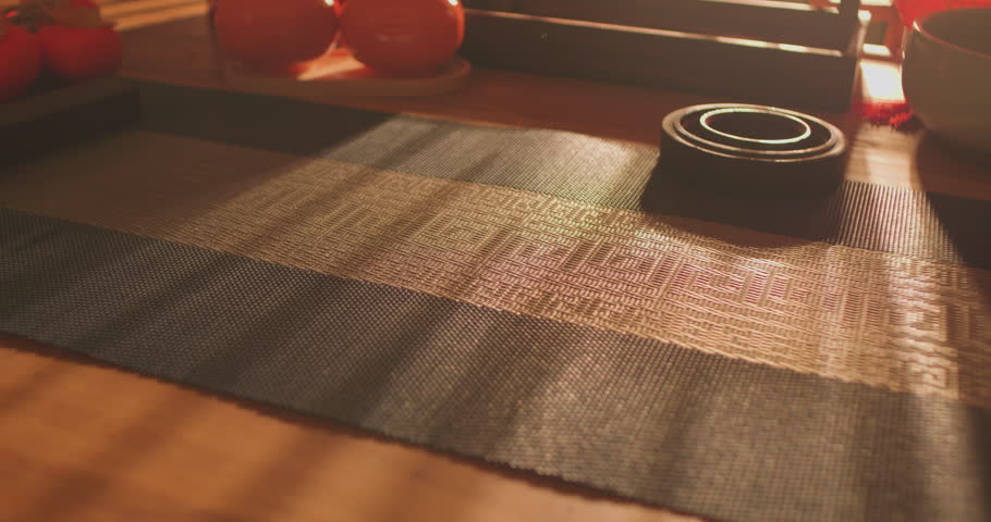 Write "Wishing you good fortune in the Year of the Horse" in calligraphy for the Chinese New Year.Chinese texts are "马年大吉“。