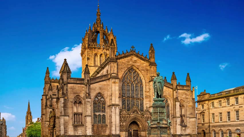 night view of St Giles Cathedral in edinburghEDINBURGH SCOTLAND MARCH 20: People on The Royal Mile is a succession of streets which form the main thoroughfare of the Old Town of the city of Edinburgh in Scotland on march Edinburgh, Scotland, UK - Oktober 01, 2010: St Giles