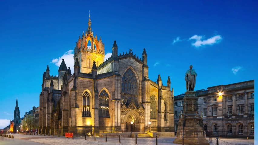 night view of St Giles Cathedral in edinburghEDINBURGH SCOTLAND MARCH 20: People on The Royal Mile is a succession of streets which form the main thoroughfare of the Old Town of the city of Edinburgh in Scotland on march Edinburgh, Scotland, UK - Oktober 01, 2010: St Giles