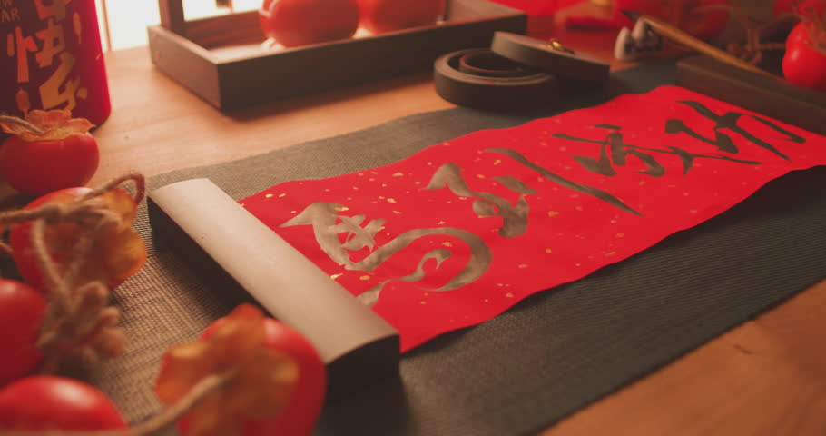 Writing the character "福" (fortune) and wishing for "马到成功" (success upon arrival) during Chinese New Yea.Chinese texts are "马到成功“