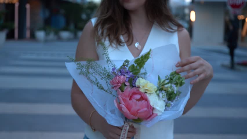 girls with flowers bouquet beaty street 