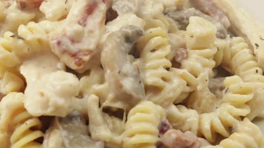 Creamy pasta with chicken and mushrooms