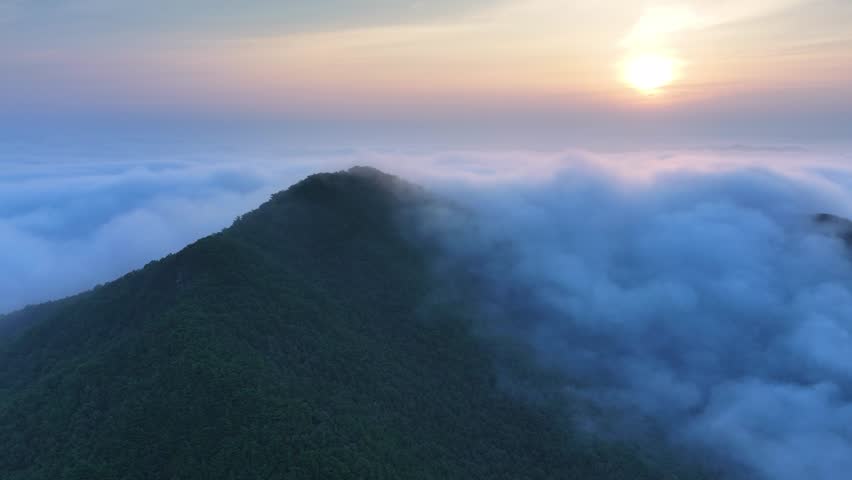 Morning sunrise and sea of ​​clouds