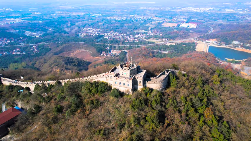 This video presents the magnificent Great Wall of China winding across China’s great rivers and mountains, showcasing the spectacular and grand beauty of this world-famous cultural heritage and national landmark. It captures the ancient great wall standing on green mountain peaks, blending the grandeur of ancient architecture with the stunning scenery of China’s vast and magnificent natural landscape, ideal for China tourism promotions and cultural heritage content.