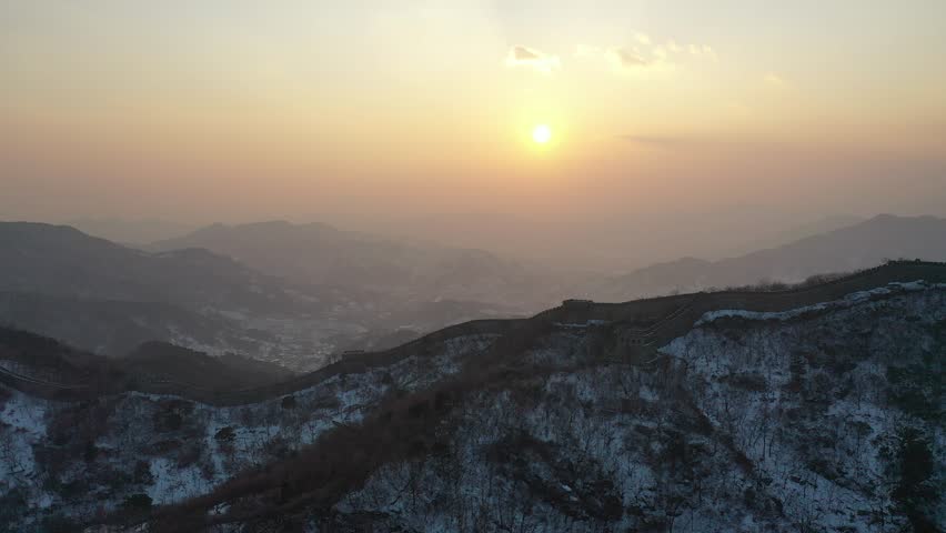 This video presents the magnificent Great Wall of China winding across China’s great rivers and mountains, showcasing the spectacular and grand beauty of this world-famous cultural heritage and national landmark. It captures the ancient great wall standing on green mountain peaks, blending the grandeur of ancient architecture with the stunning scenery of China’s vast and magnificent natural landscape, ideal for China tourism promotions and cultural heritage content.