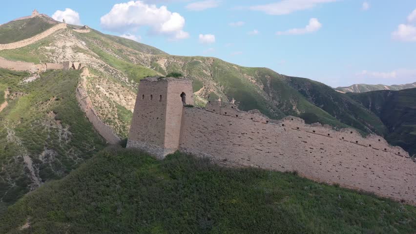 This video presents the magnificent Great Wall of China winding across China’s great rivers and mountains, showcasing the spectacular and grand beauty of this world-famous cultural heritage and national landmark. It captures the ancient great wall standing on green mountain peaks, blending the grandeur of ancient architecture with the stunning scenery of China’s vast and magnificent natural landscape, ideal for China tourism promotions and cultural heritage content.