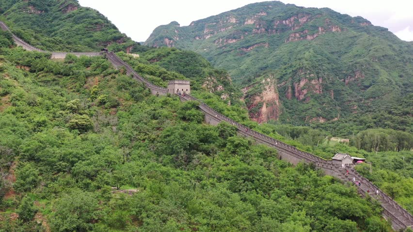 This video presents the magnificent Great Wall of China winding across China’s great rivers and mountains, showcasing the spectacular and grand beauty of this world-famous cultural heritage and national landmark. It captures the ancient great wall standing on green mountain peaks, blending the grandeur of ancient architecture with the stunning scenery of China’s vast and magnificent natural landscape, ideal for China tourism promotions and cultural heritage content.