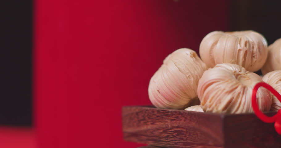 On the 23rd day of the twelfth lunar month in China, people eat sugar melons.Chinese texts are"福“”春“