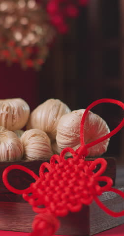 On the 23rd day of the twelfth lunar month in China, people eat sugar melons.Chinese texts are"福“”春“