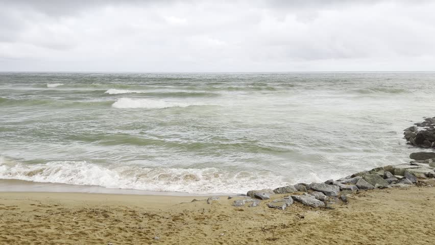 The horizon of the sea with waves arriving at the shore